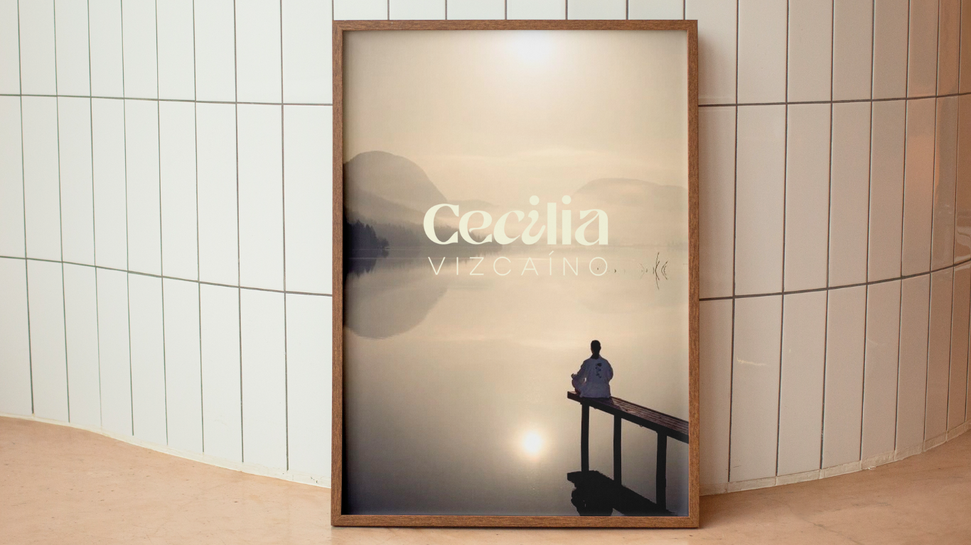 Portada con identidad visual para Cecilia Vizcaíno, diseño aplicado en marco con paisaje y silueta meditando