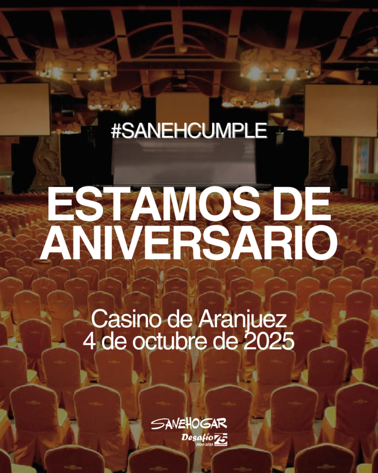 Cartel del aniversario de Sanehogar con la fecha 4 de octubre de 2025 en el Casino de Aranjuez, sobre una sala de eventos con butacas.