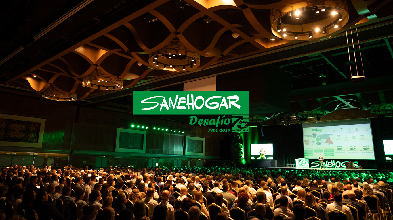 Gran evento de Sanehogar con un auditorio lleno de asistentes y el lema Desafío75.