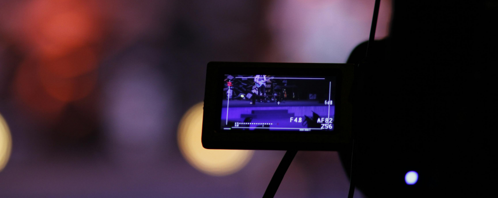 Cámara digital moderna grabando un escenario